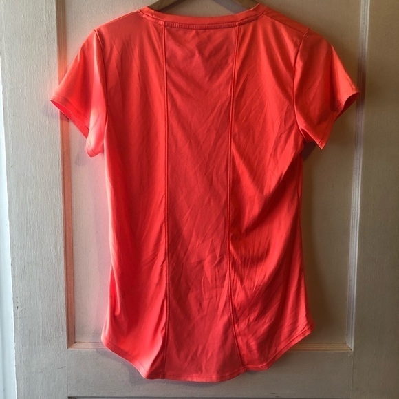 5/$25 Under Armor Heat Gear Semi-fitted T-shirt - Picture 2 of 4